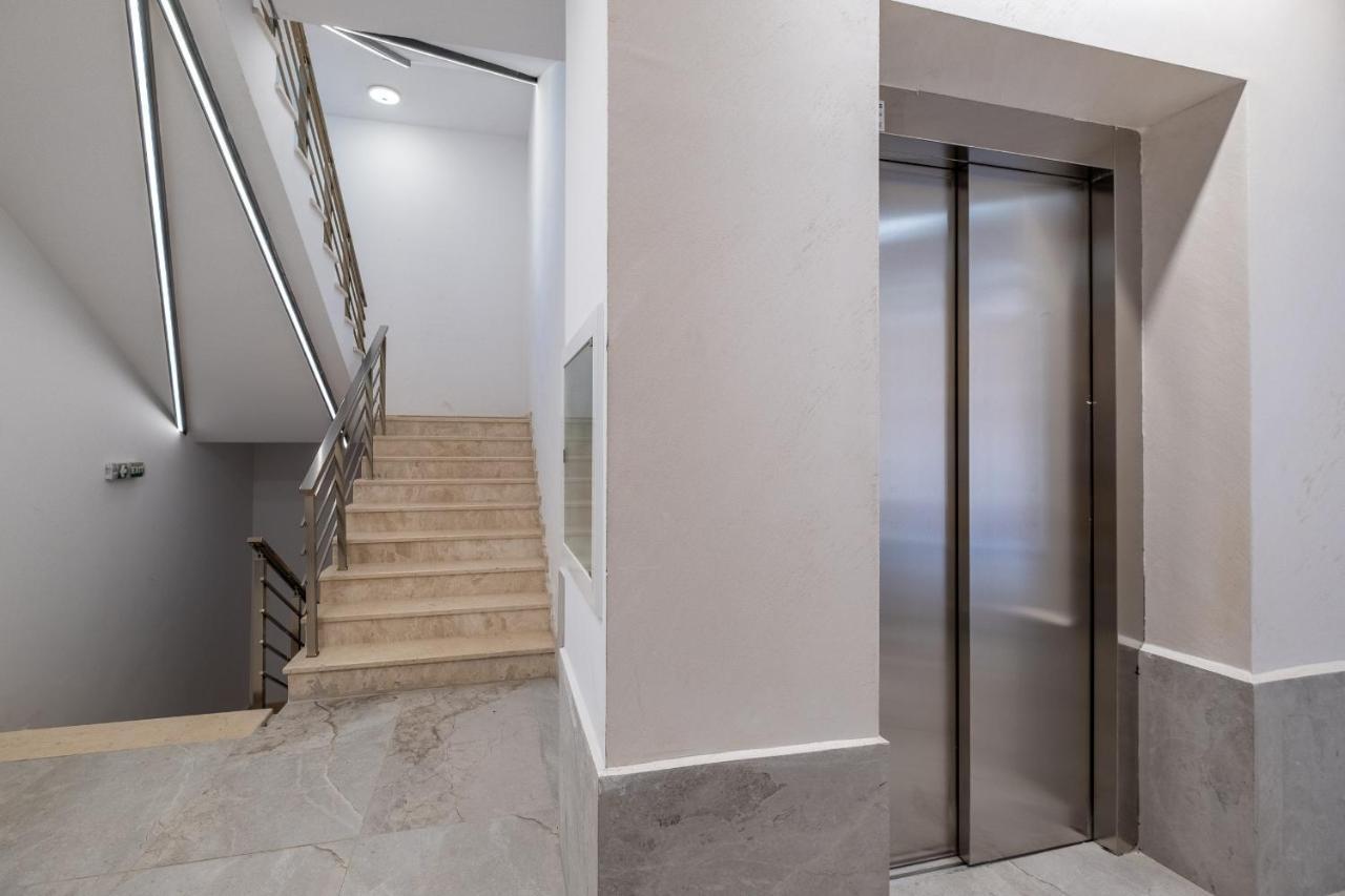 Emirates Lux Apartment And Parking Sofia Exterior photo
